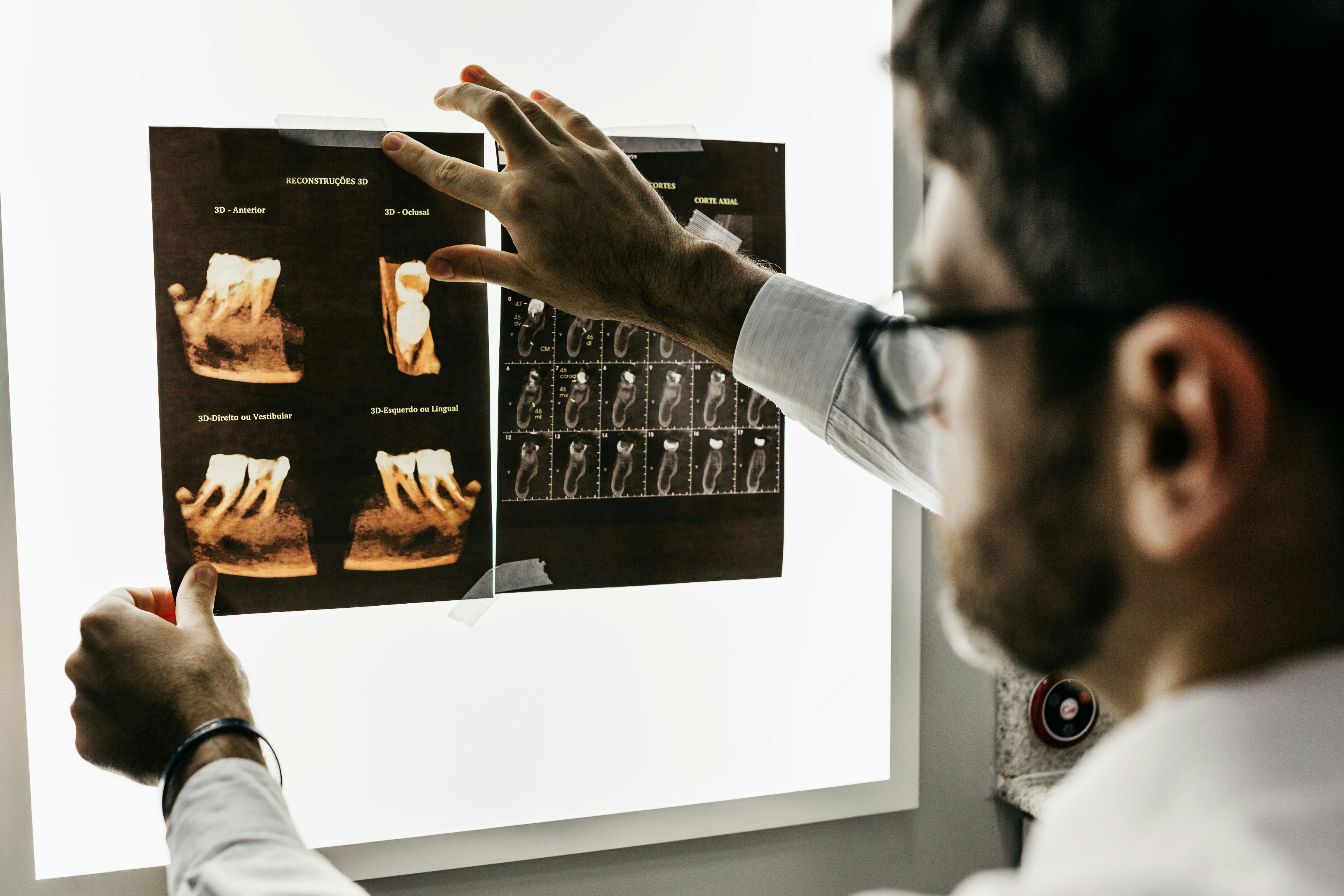 Médicos analisando exames de imagem
